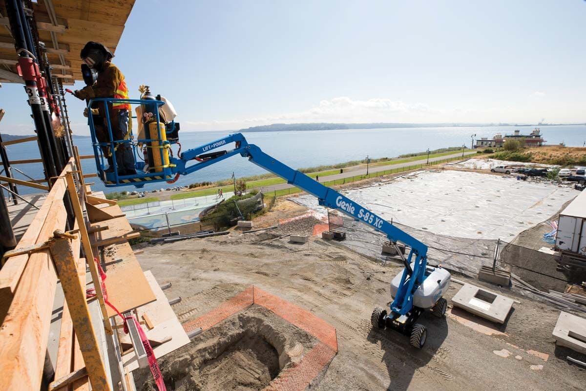 Plataforma telescópica Genie S85 en operación